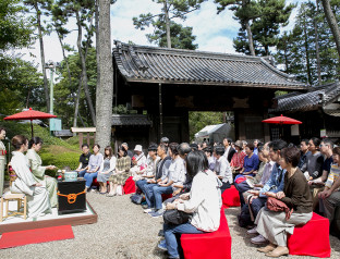 2017年東京大茶会_たてもの園_野点_伊達家の門_955KB