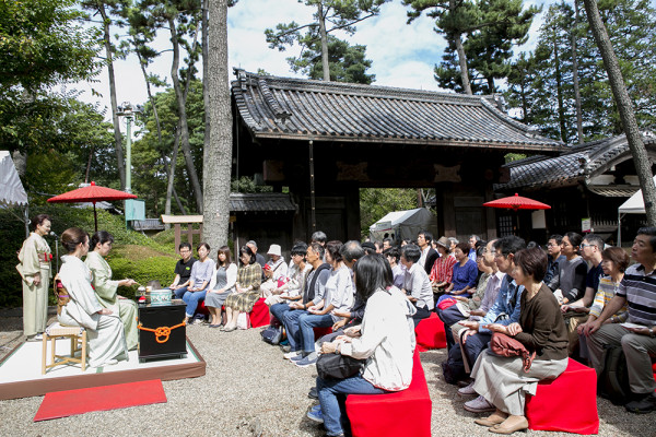 2017年東京大茶会_たてもの園_野点_伊達家の門_955KB